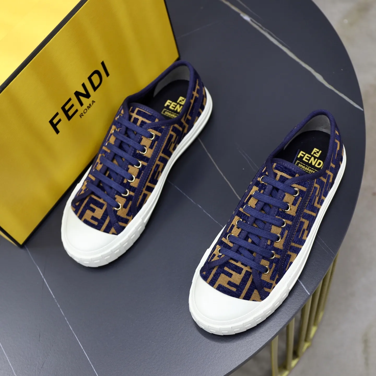 Factory price: 480 original order (couple model) Brand: FENDI Fendi 🙅‍♂️🙅‍♂️🙅‍♂️ Size: Female 35–40, Male 39-44 (45 can be customized) Grade: Official website genuine Material: Imported original LoGO fabric upper Original comfortable lining TPU wear-resistant lightweight outsole Style category: Loafers New trendy shoes Color: actual picture color